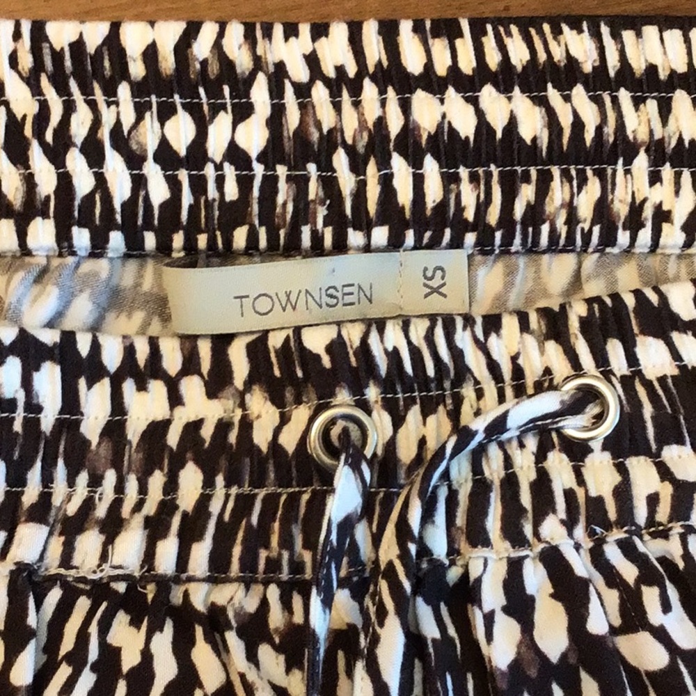 TOWNSEND SILKY, DRAPY, SHORTS DEEP SIDE POCKETS🌸 - Picture 6 of 7